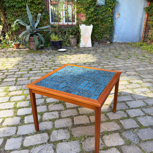 Quadratischer Beistelltisch Teak mit blauen Fliesen aus Dänemark