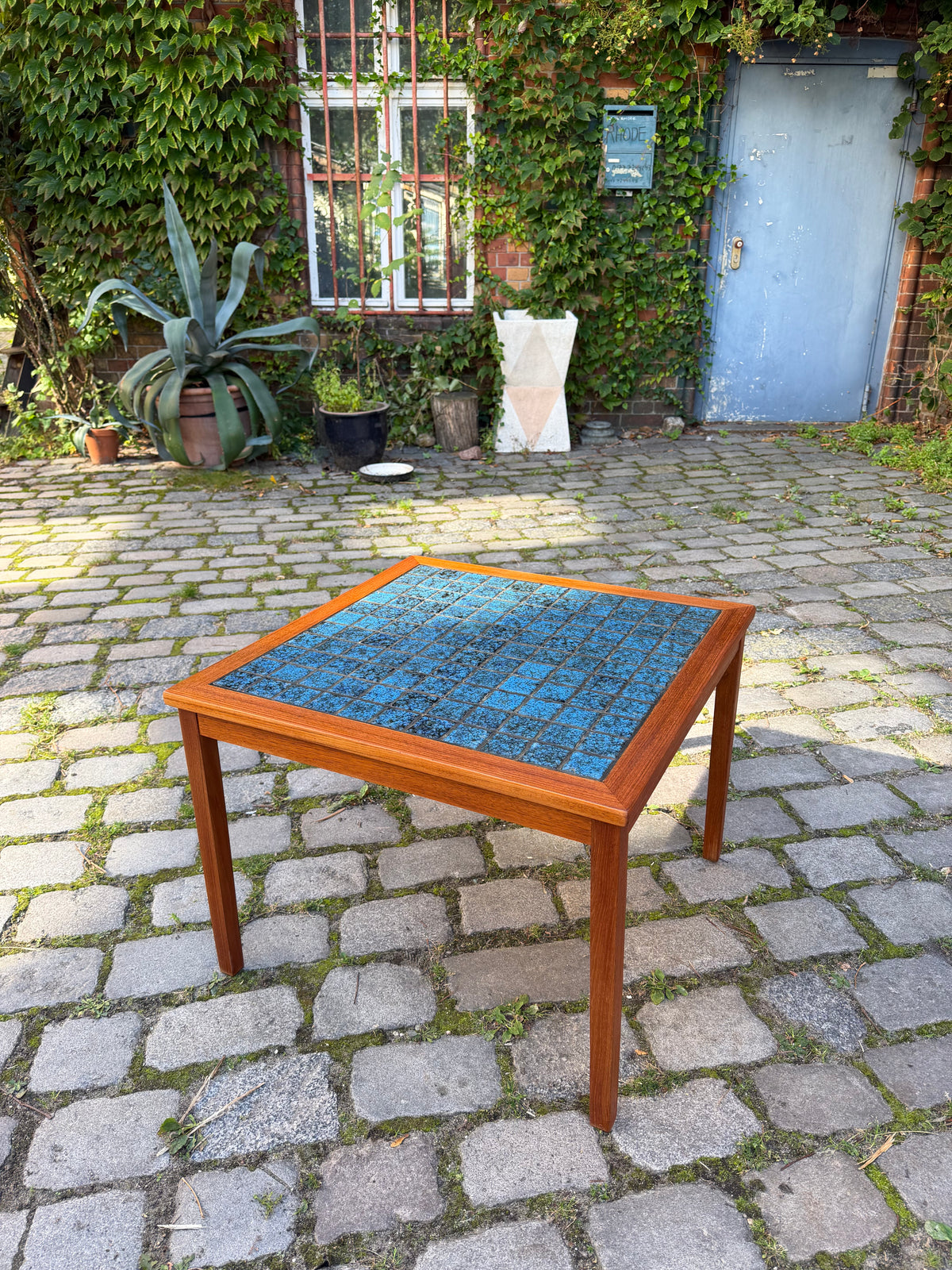 Quadratischer Beistelltisch Teak mit blauen Fliesen aus Dänemark