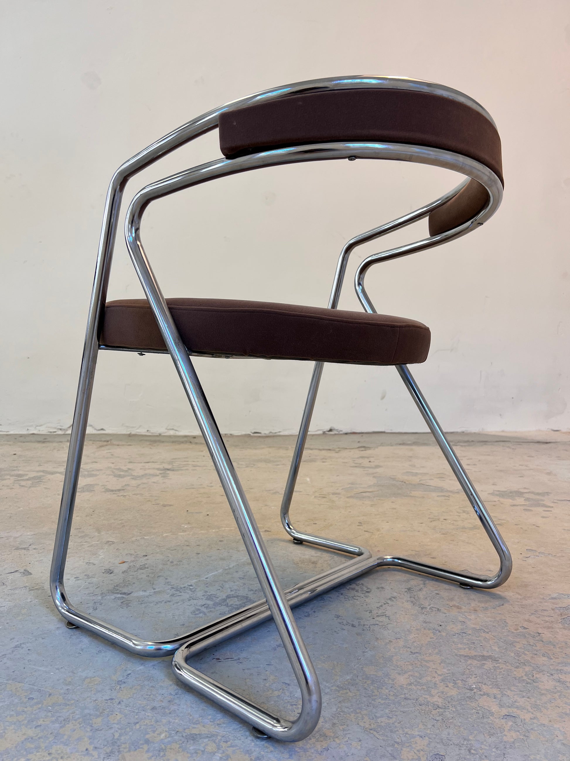 Polsterstuhl Chrom mit braunem Velour