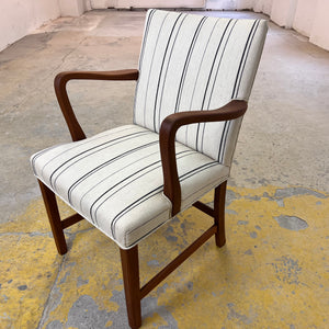 Armlehnstuhl mit paspeliertem Polster aus Dänemark