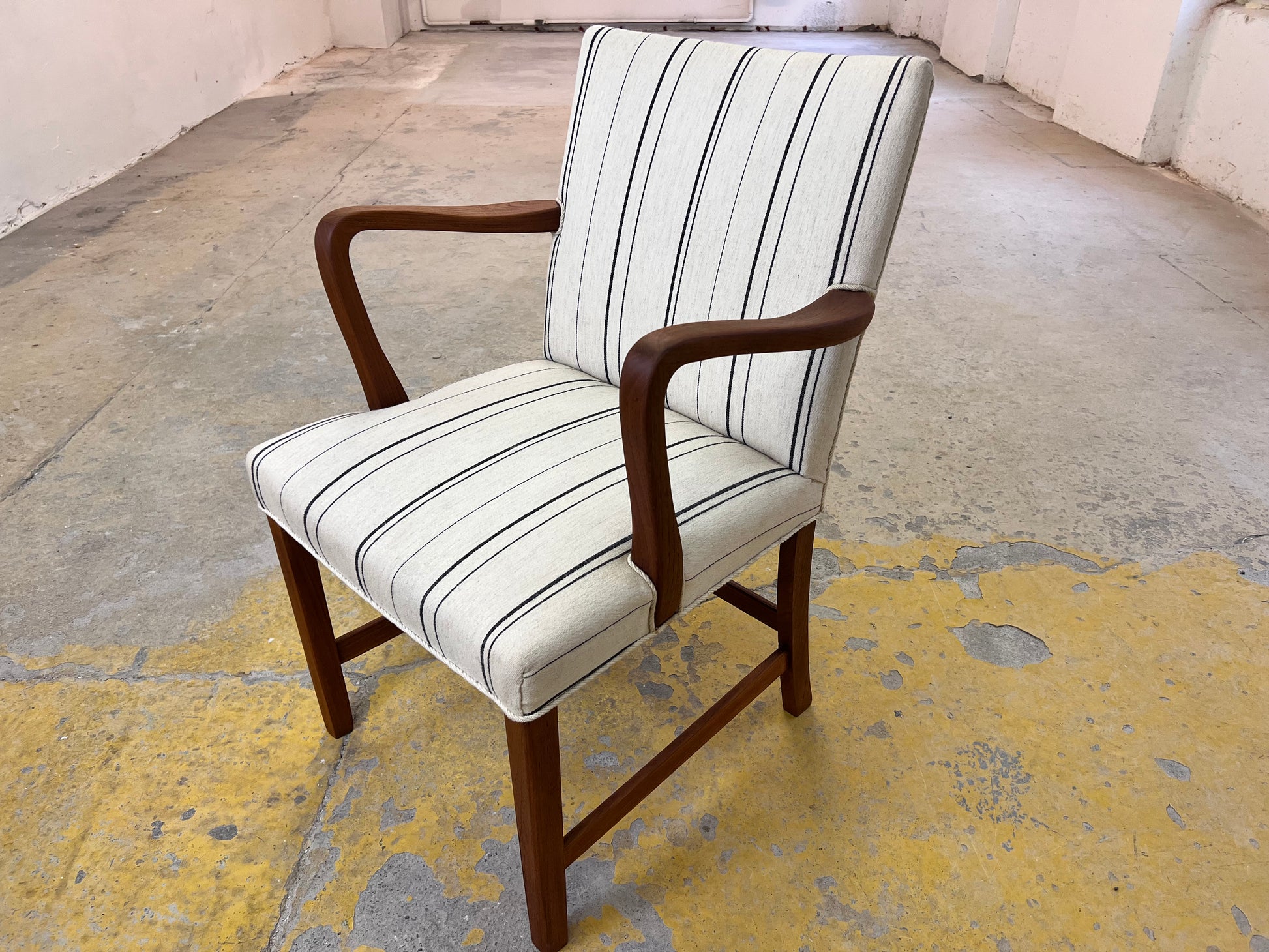 Armlehnstuhl mit paspeliertem Polster aus Dänemark