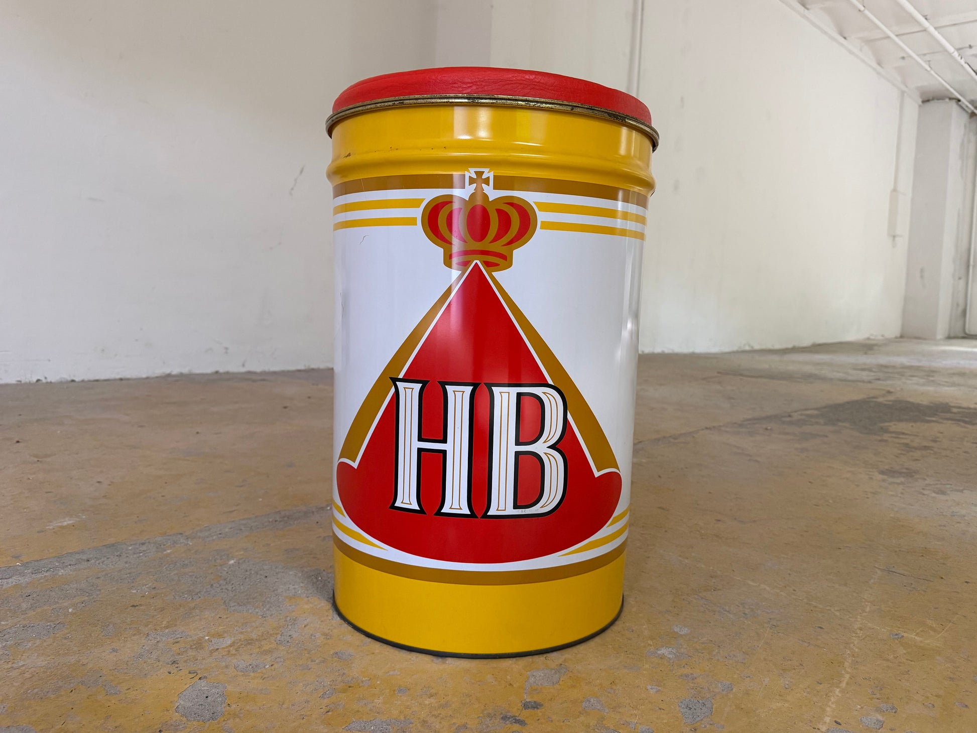 HB Sitztonne mit rotem Sitzpolster