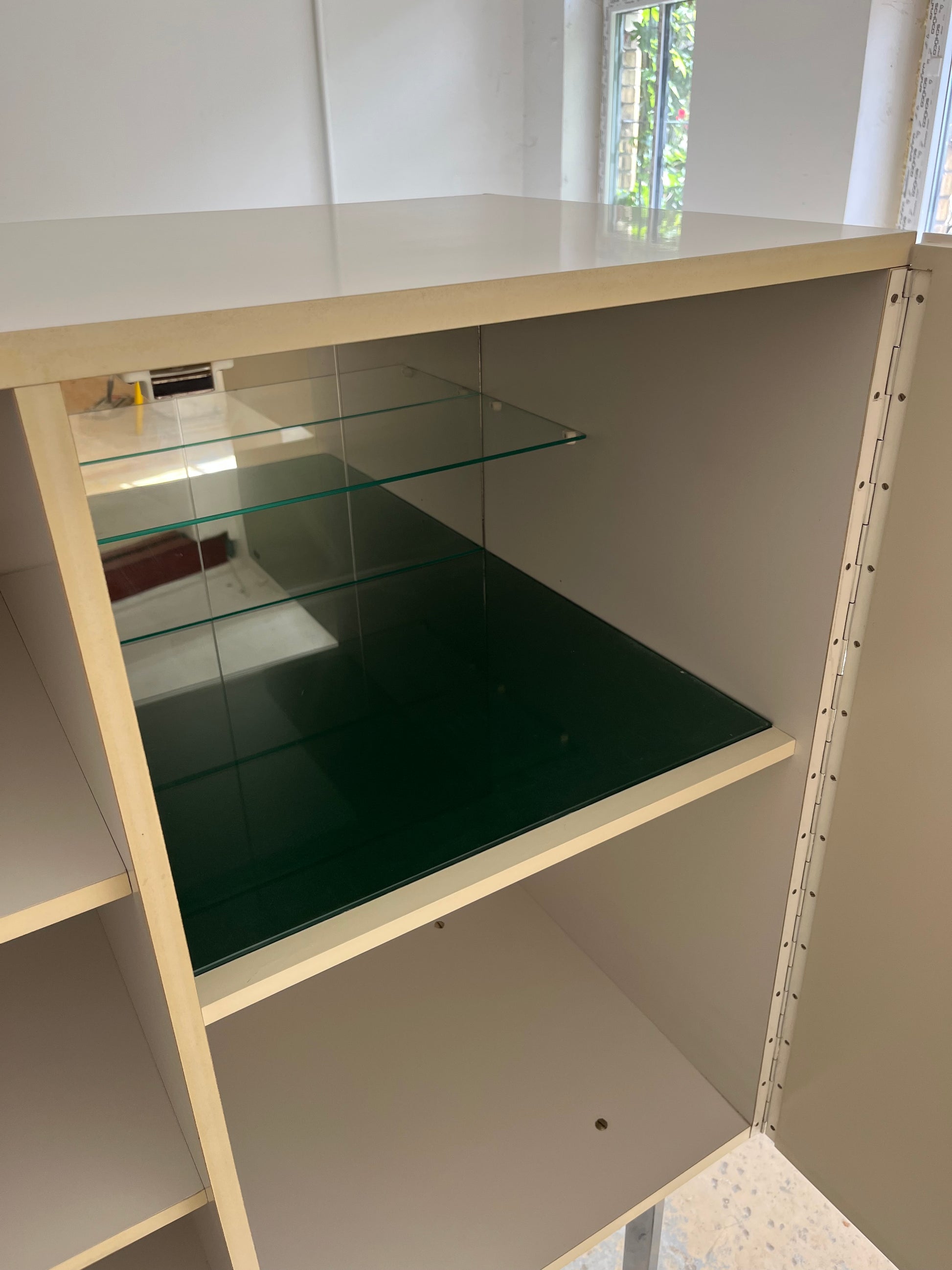 Highboard weiß mit kreisförmigem Reliefmuster & Minibar aus Belgien