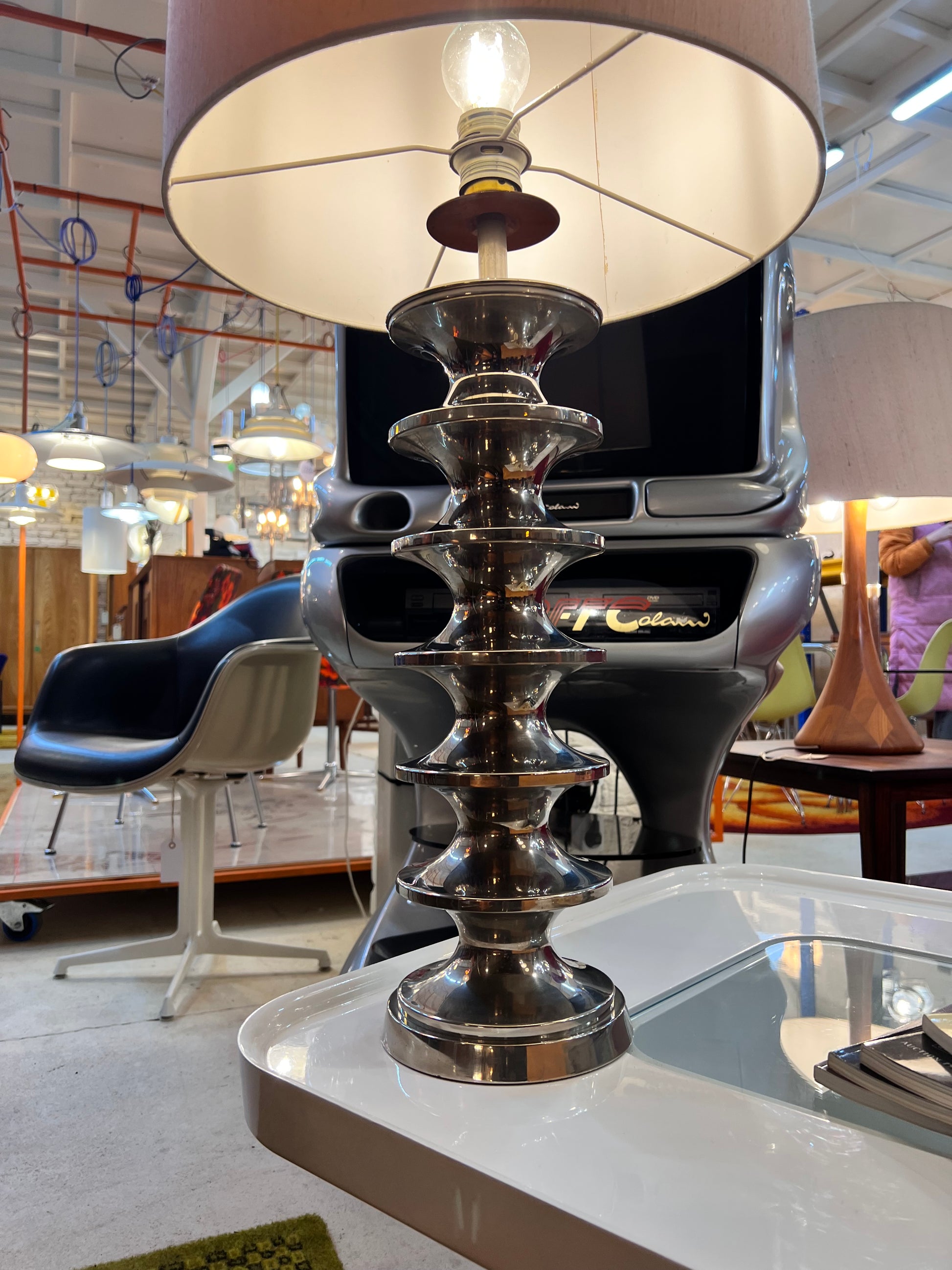 Space Age Tischlampe Metall mit Schirm aus Rohseide