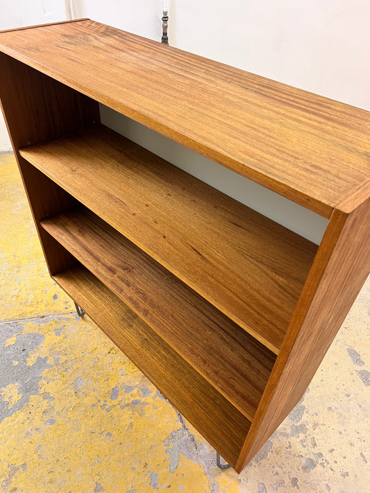 Regal Typ 430 Nussbaum von Joachim Nebelung für Hellerau