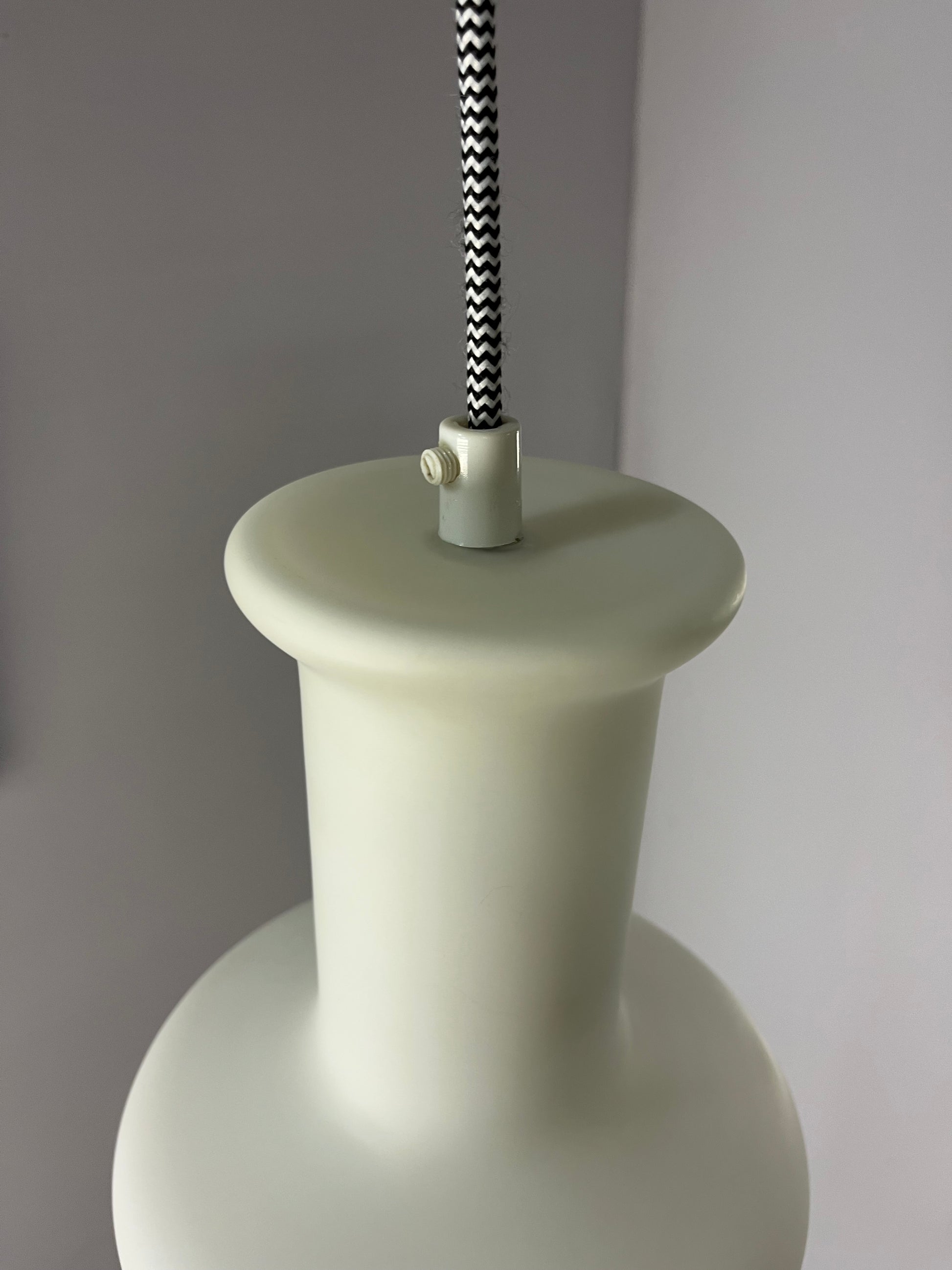 Hängelampe weiß Opalglas von Lightskaer Lighting