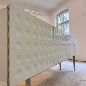 Sideboard weiß mit kreisförmigem Reliefmuster aus Belgien