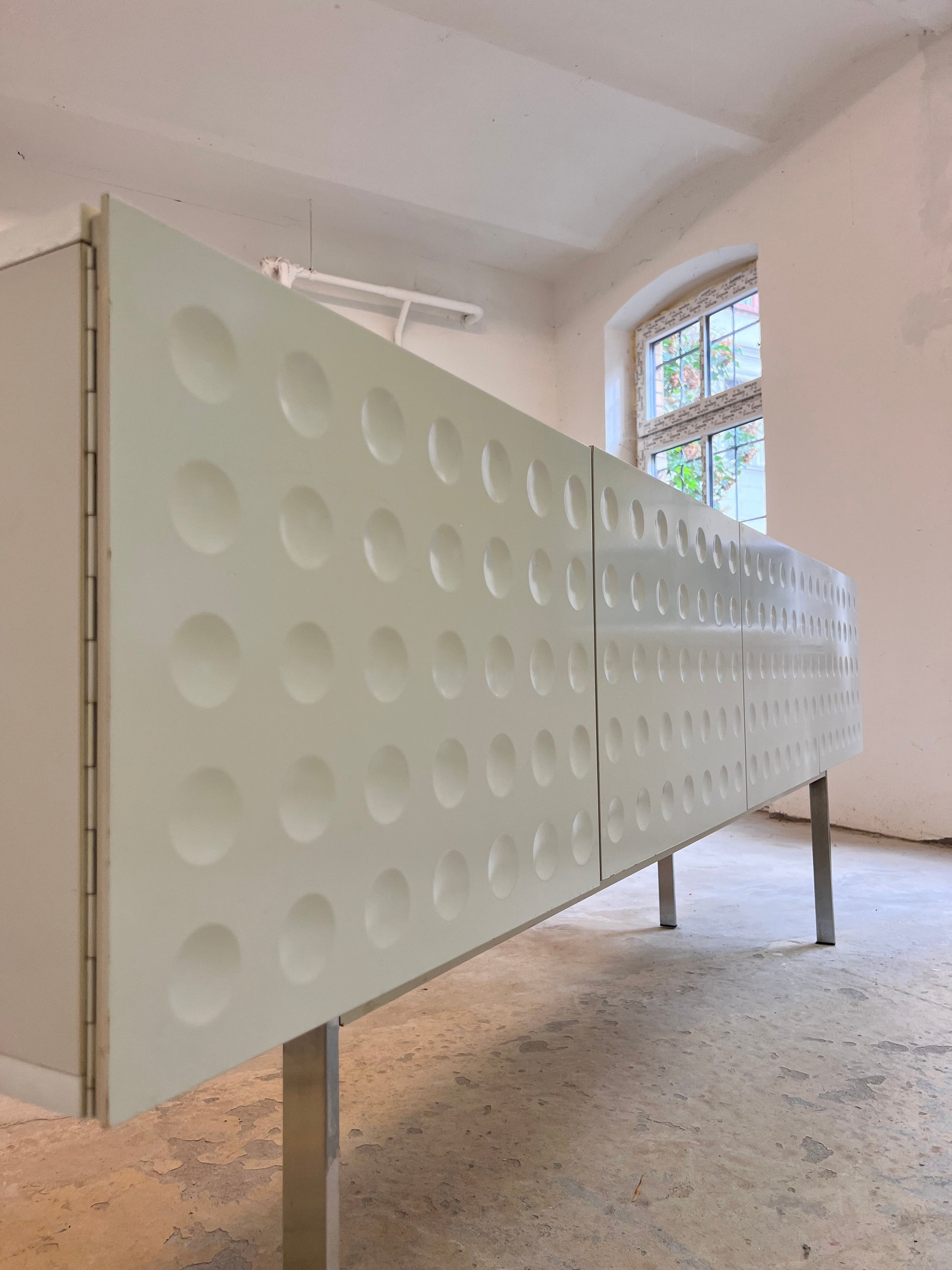 Sideboard weiß mit kreisförmigem Reliefmuster aus Belgien