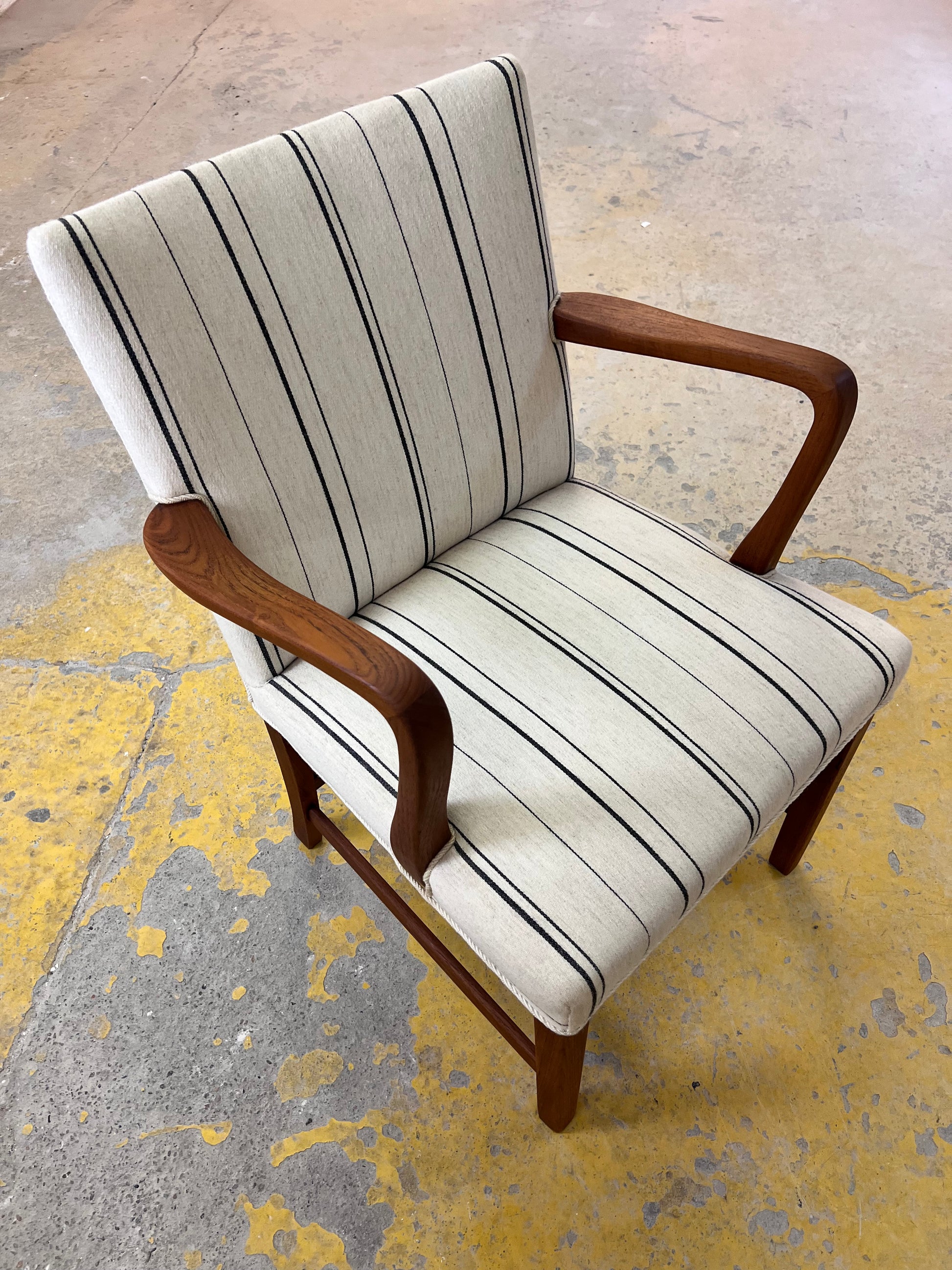 Armlehnstuhl mit paspeliertem Polster aus Dänemark