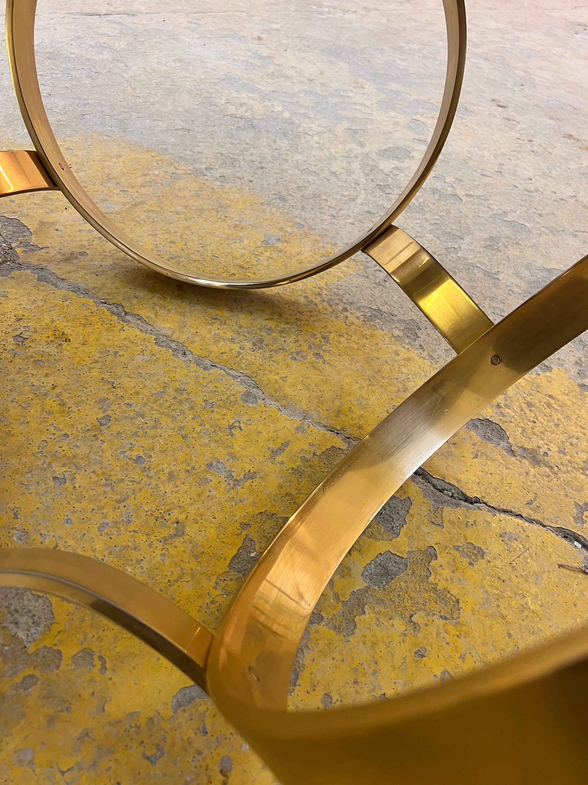 Runder Hesterberg Couchtisch mit Kreisgestell Messing Rauchglas