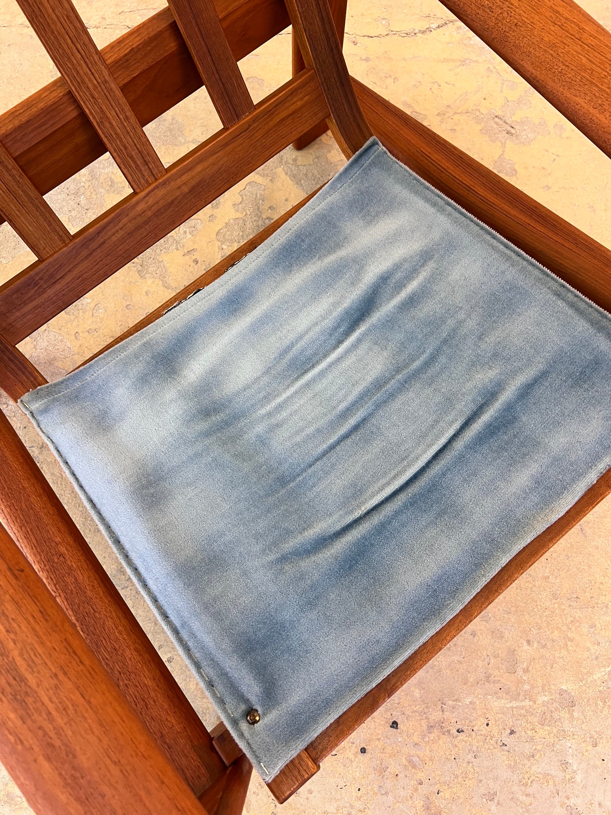 Sessel blau Samt und Teak Hochlehner