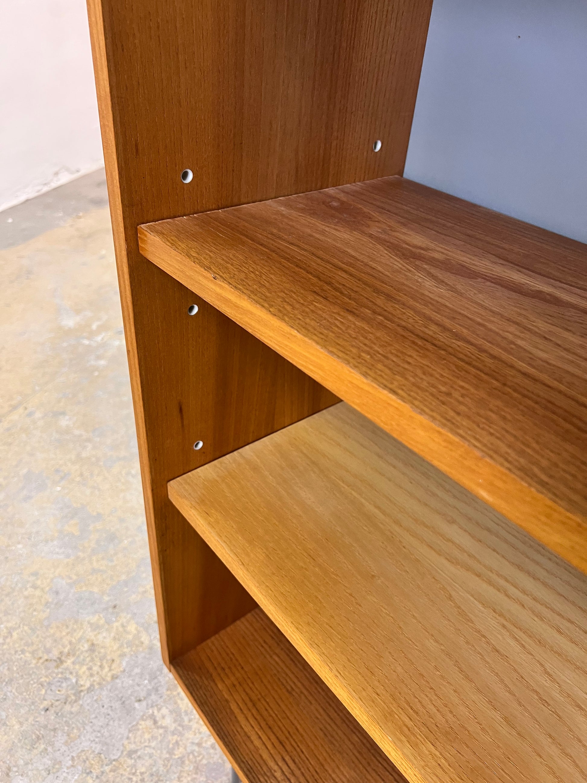 Regal auf Hairpinlegs von Hellerau