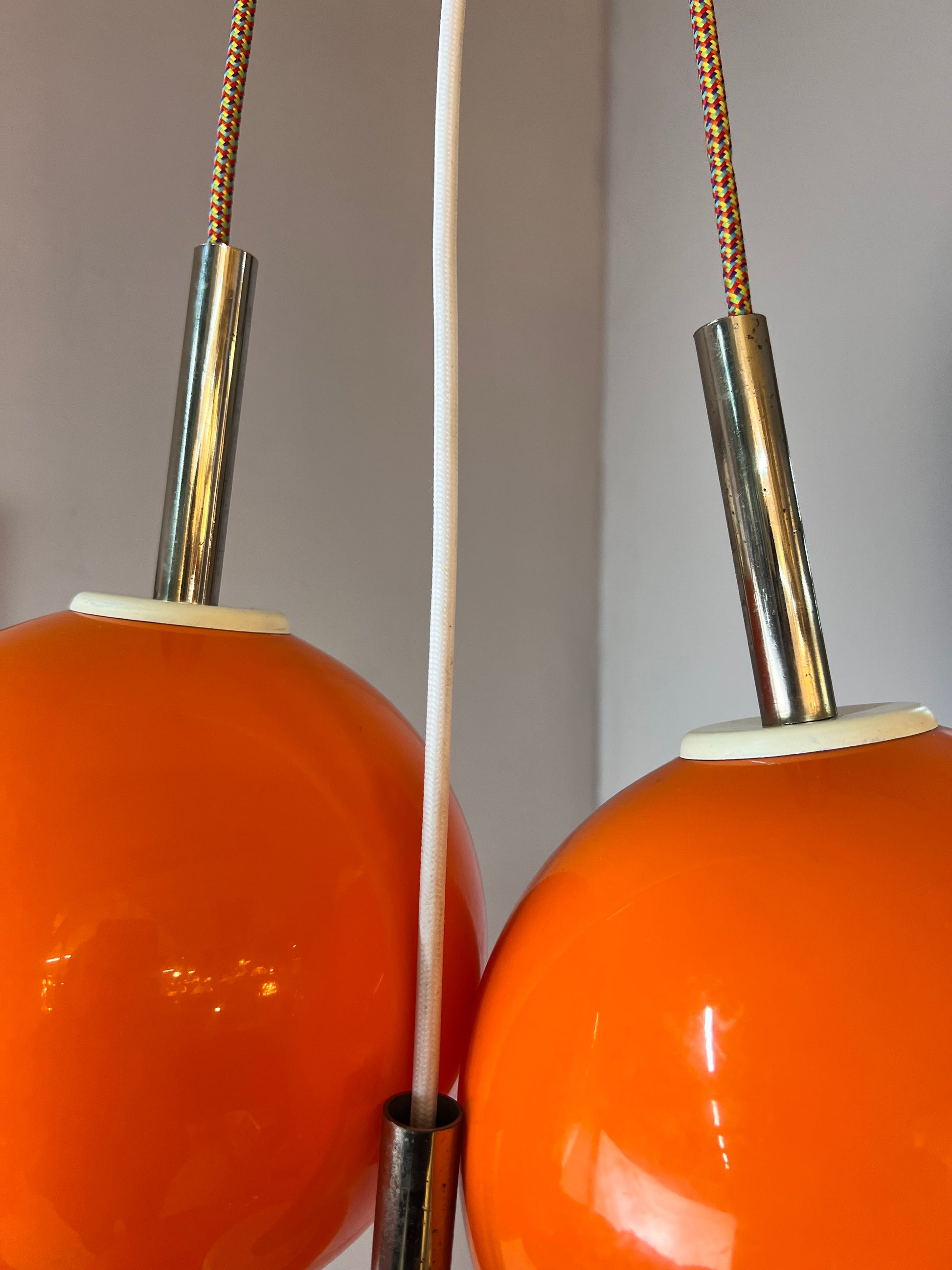 Kleine Kugellampe orange Kunststoff mit Chromstab