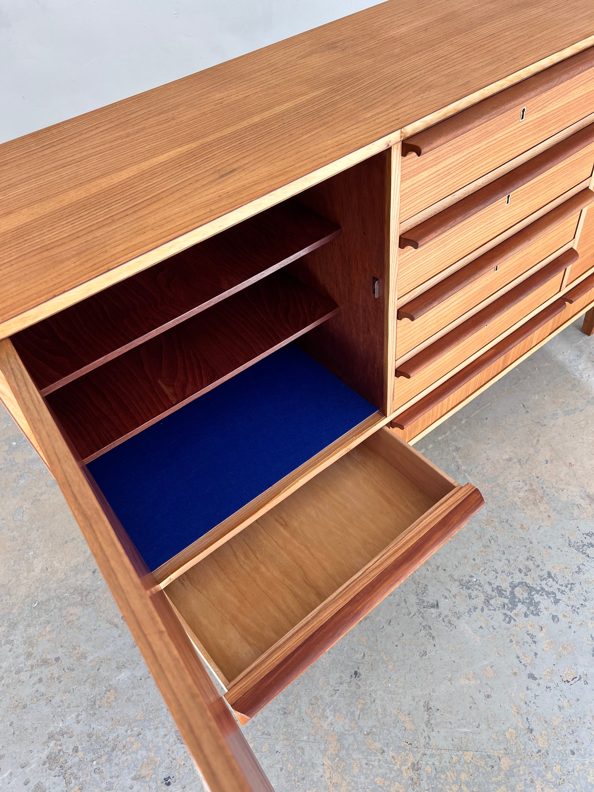 Sideboard Esche mit Schranktüren und Schubladen