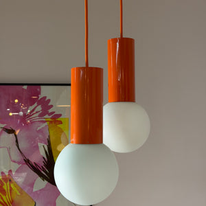 Set: 2x Hängelampe orange mit Opalglas Globus