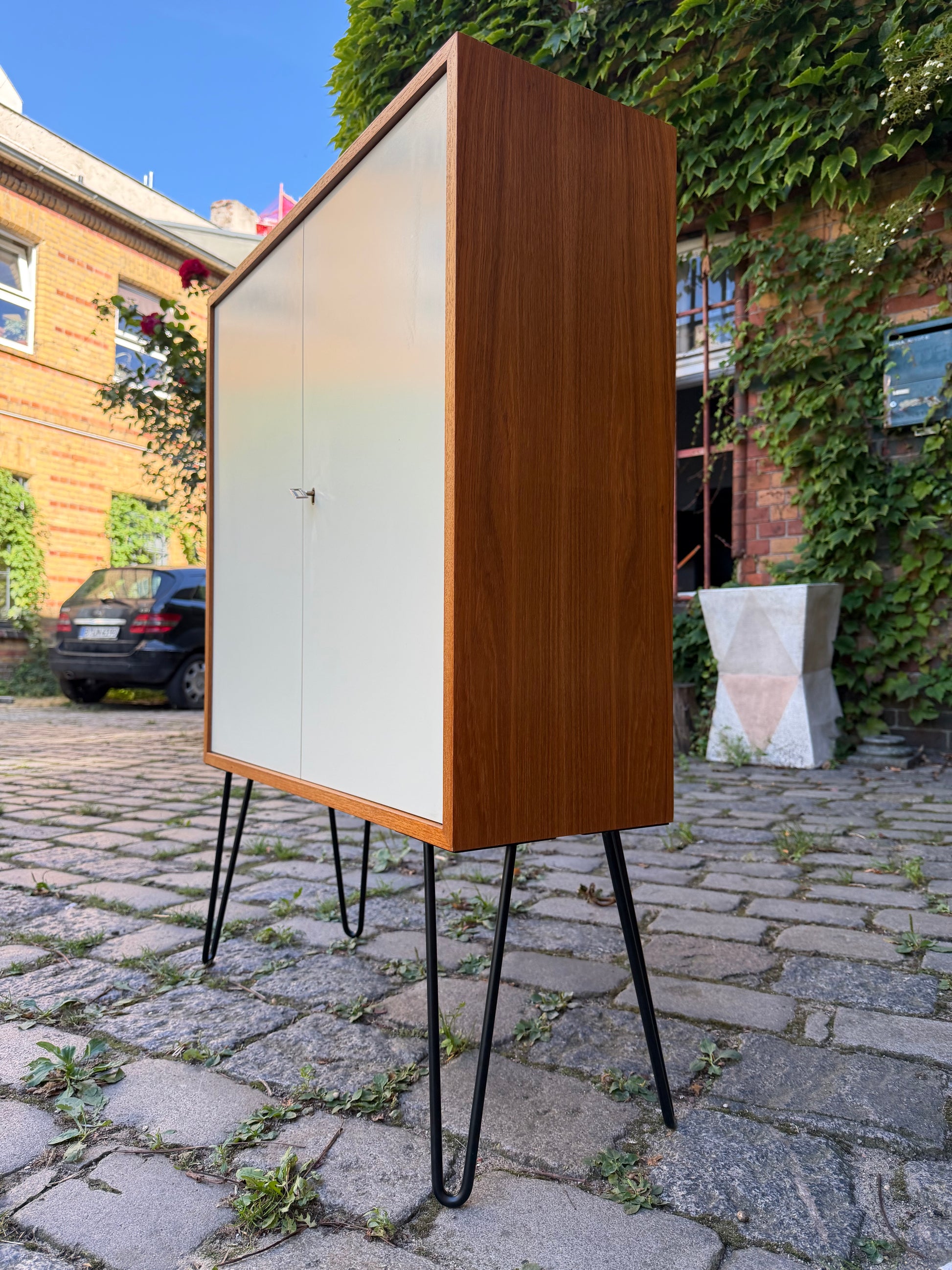 Schrank mit Schloss & neuen Hairpinlegs
