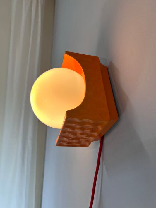 Tisch- und Wandlampe orange mit Glaskugel