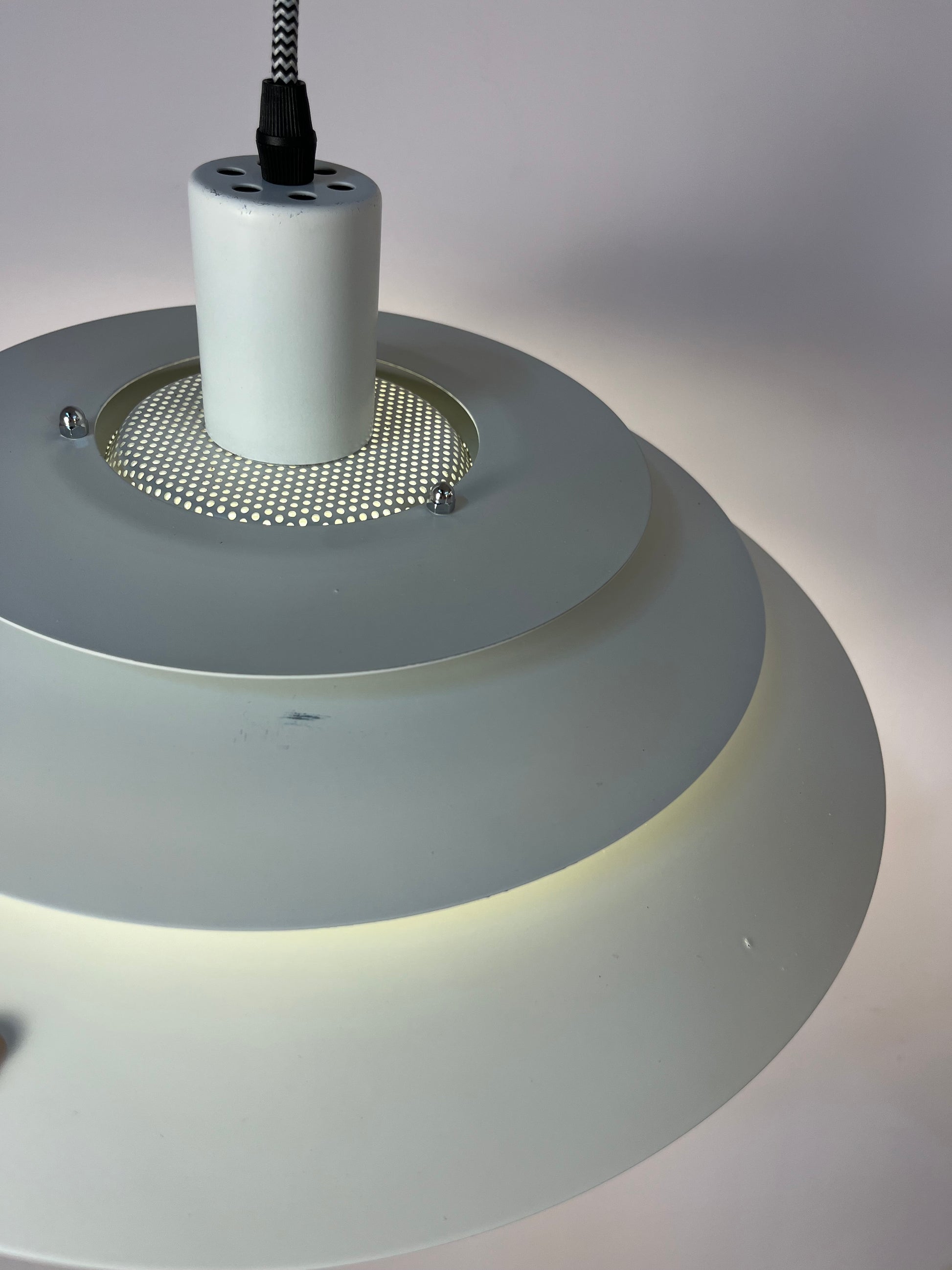 Lamellenlampe weiß mit marmorierter Glaslamelle von Jeka