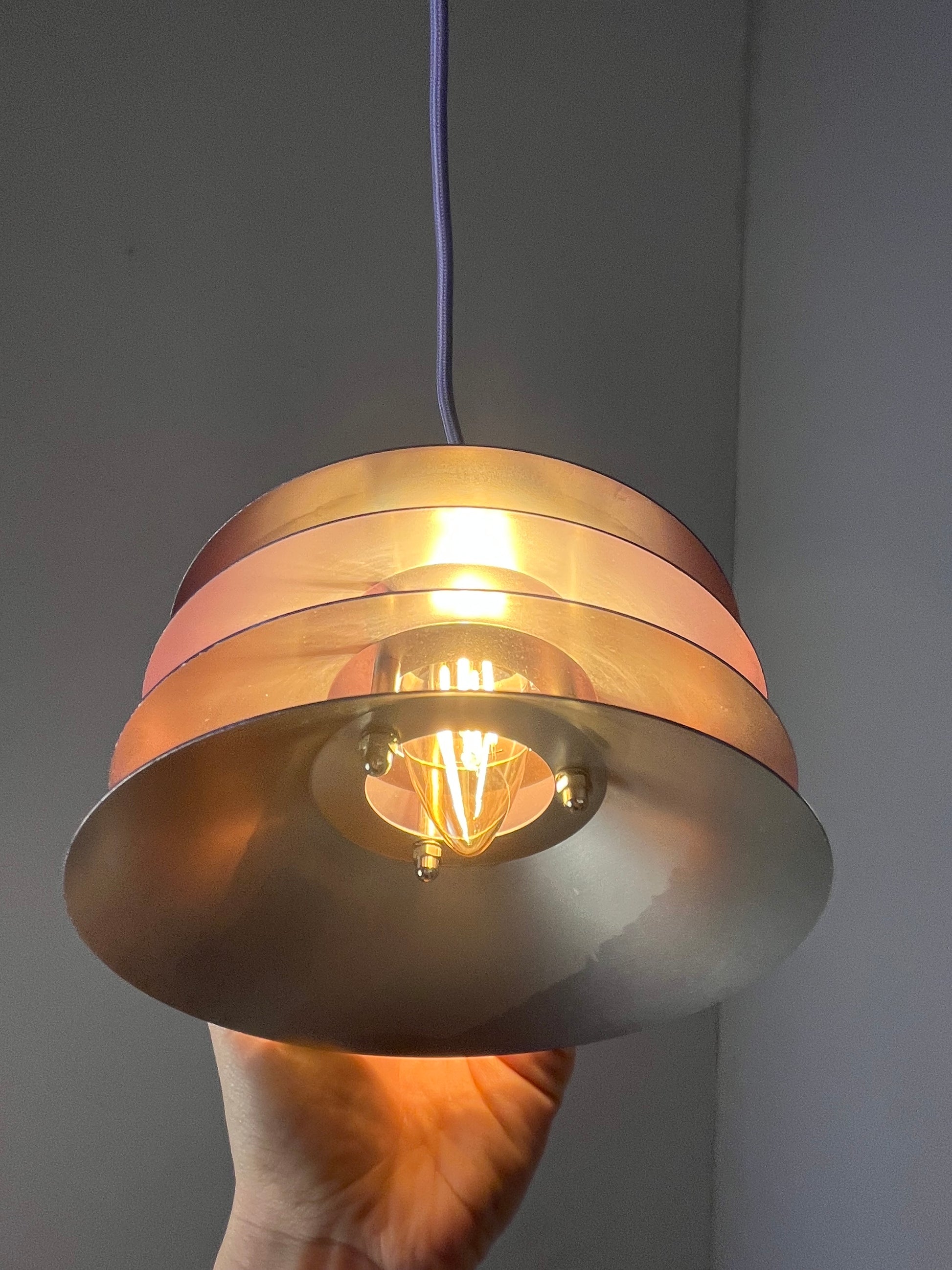 Lamellenlampe Modell Siam lila silber von Design Light