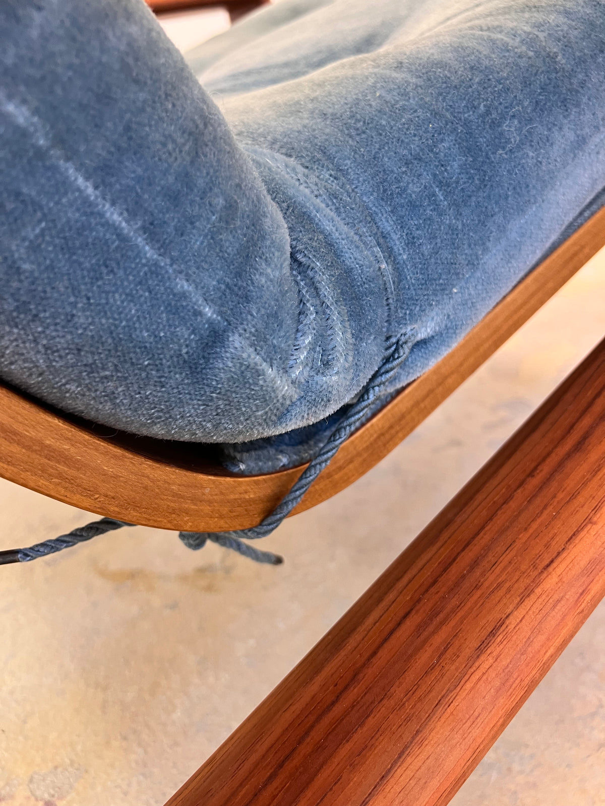 Sessel Loungechair blauer Samt und Teak