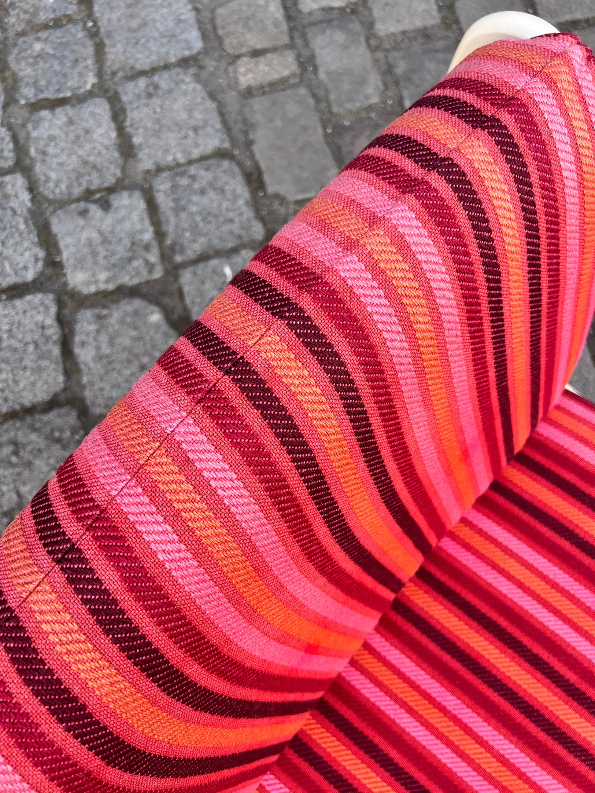 Sessel 70er pink gestreift