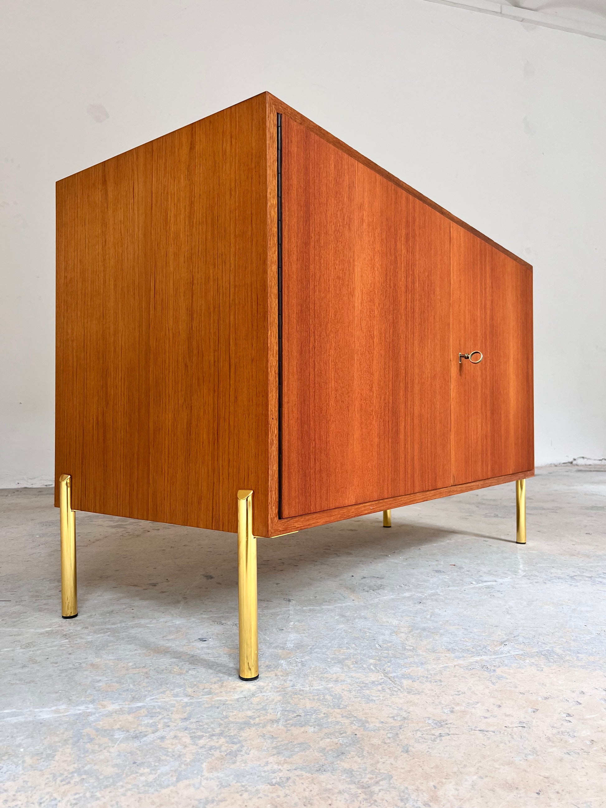 Kommode Teak mit Schranktüren & Schloss von IDEE Möbel