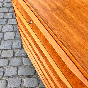 Kommode Teak mit durchgängigen Griffen & Schloss aus Dänemark