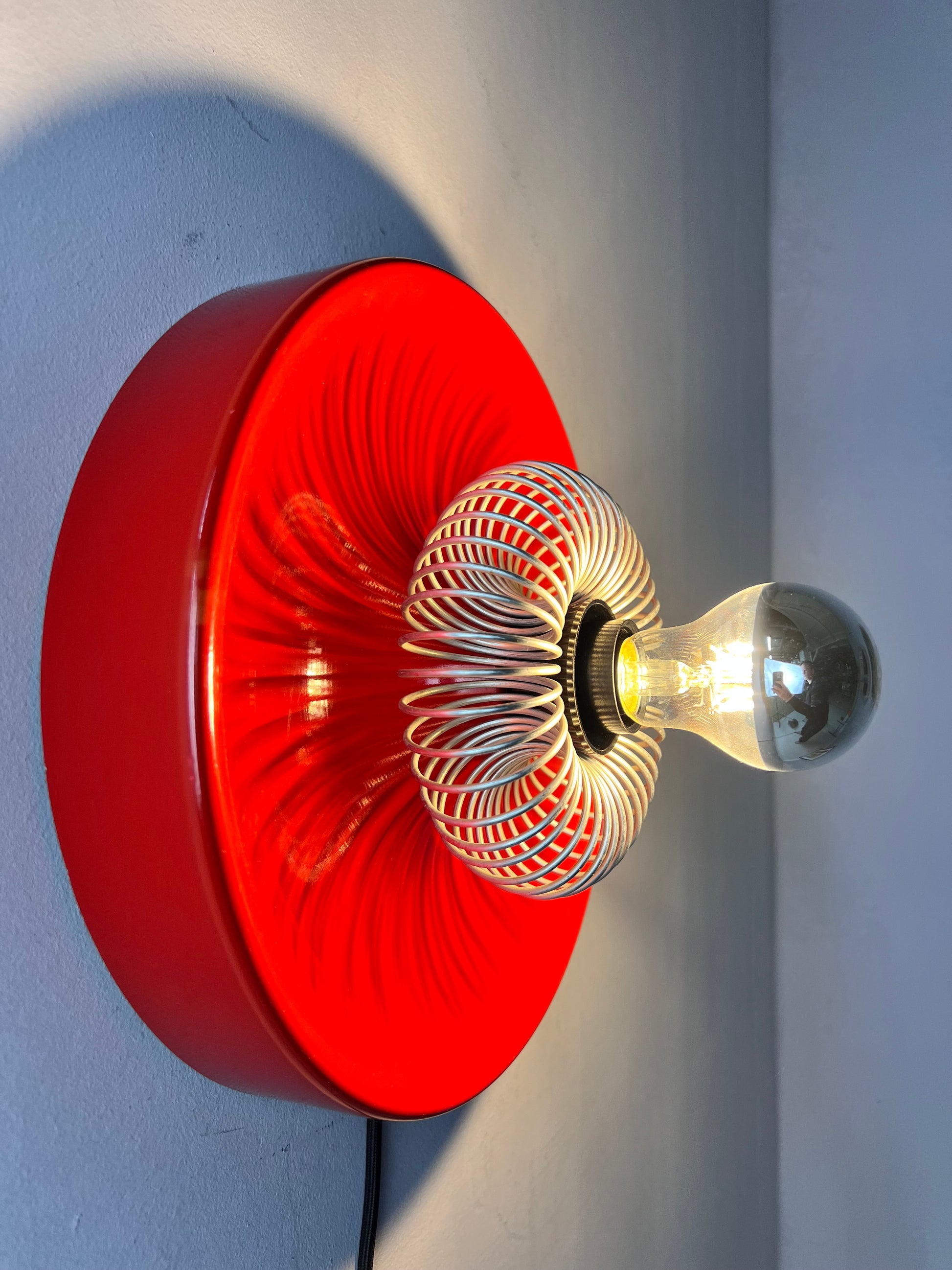 Decken-oder Wandlampe rot mit Sprirale von Elektromfem ISZ