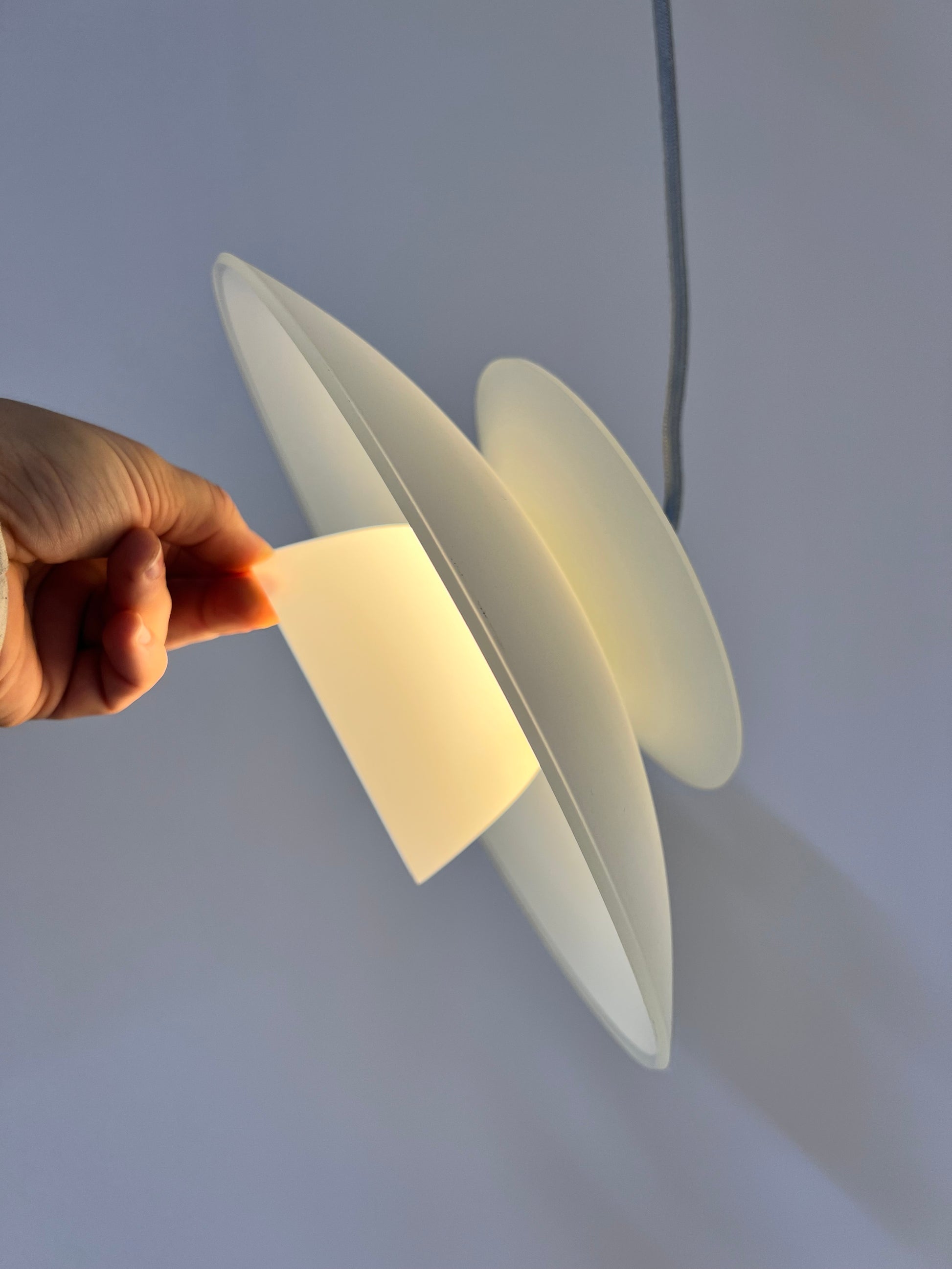 Lamellenlampe Milchglas Chrom aus Dänemark