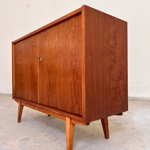 Schrank Nussbaum mit Schloss & Holzgestell
