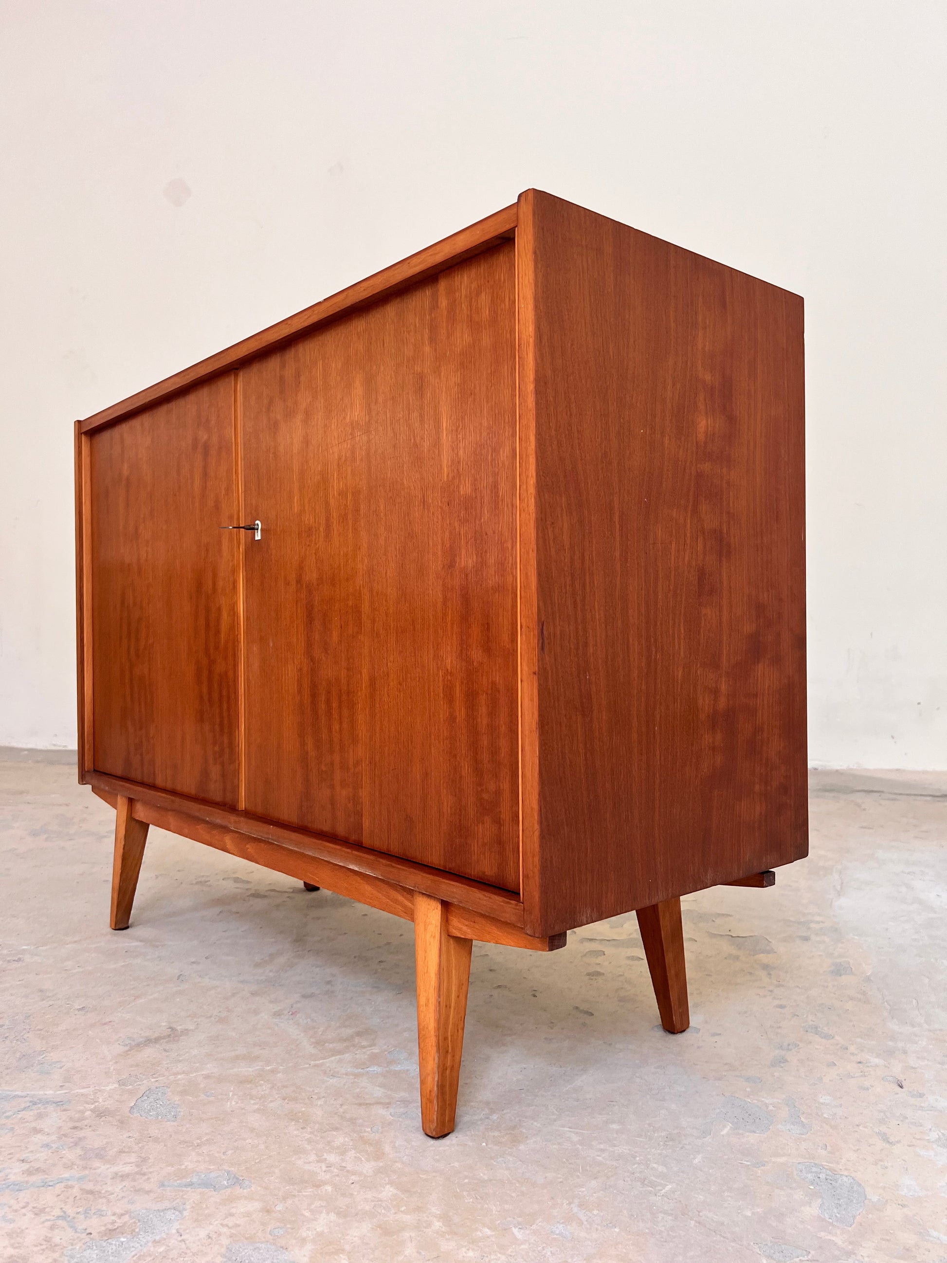 Schrank Nussbaum mit Schloss & Holzgestell