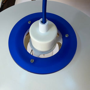 Lamellenlampe weiß mit blauem Akzentring aus Dänemark