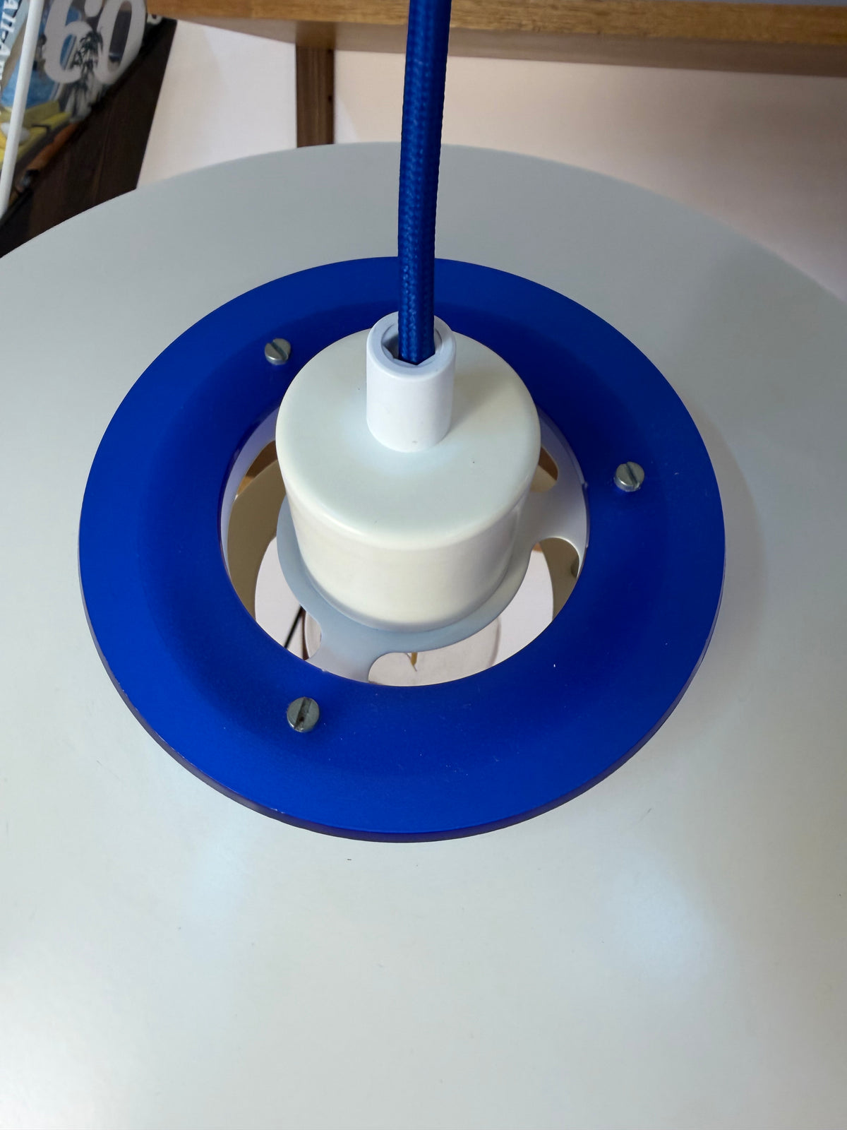 Lamellenlampe weiß mit blauem Akzentring aus Dänemark