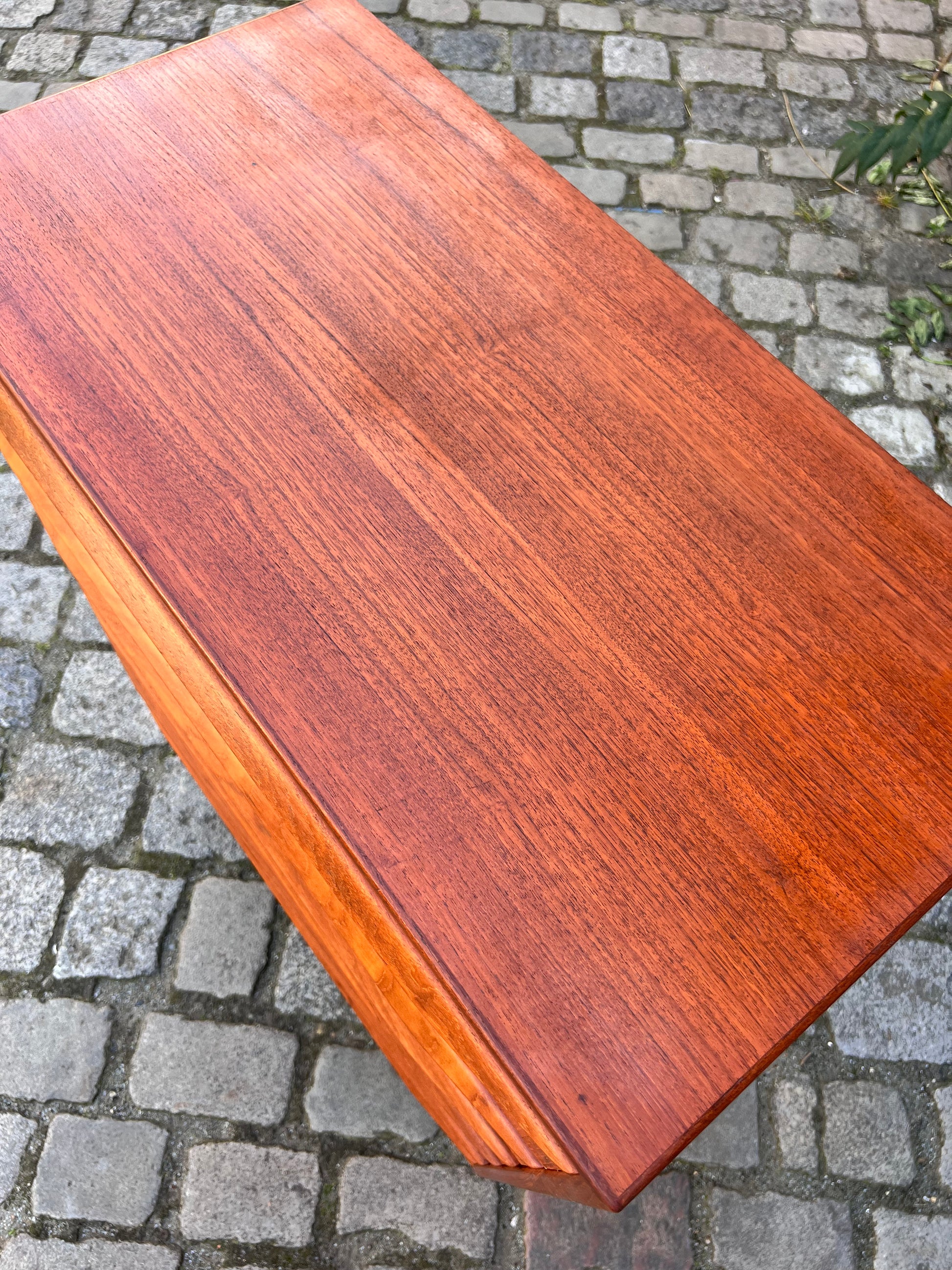 Kommode Teak mit durchgängigen Griffen