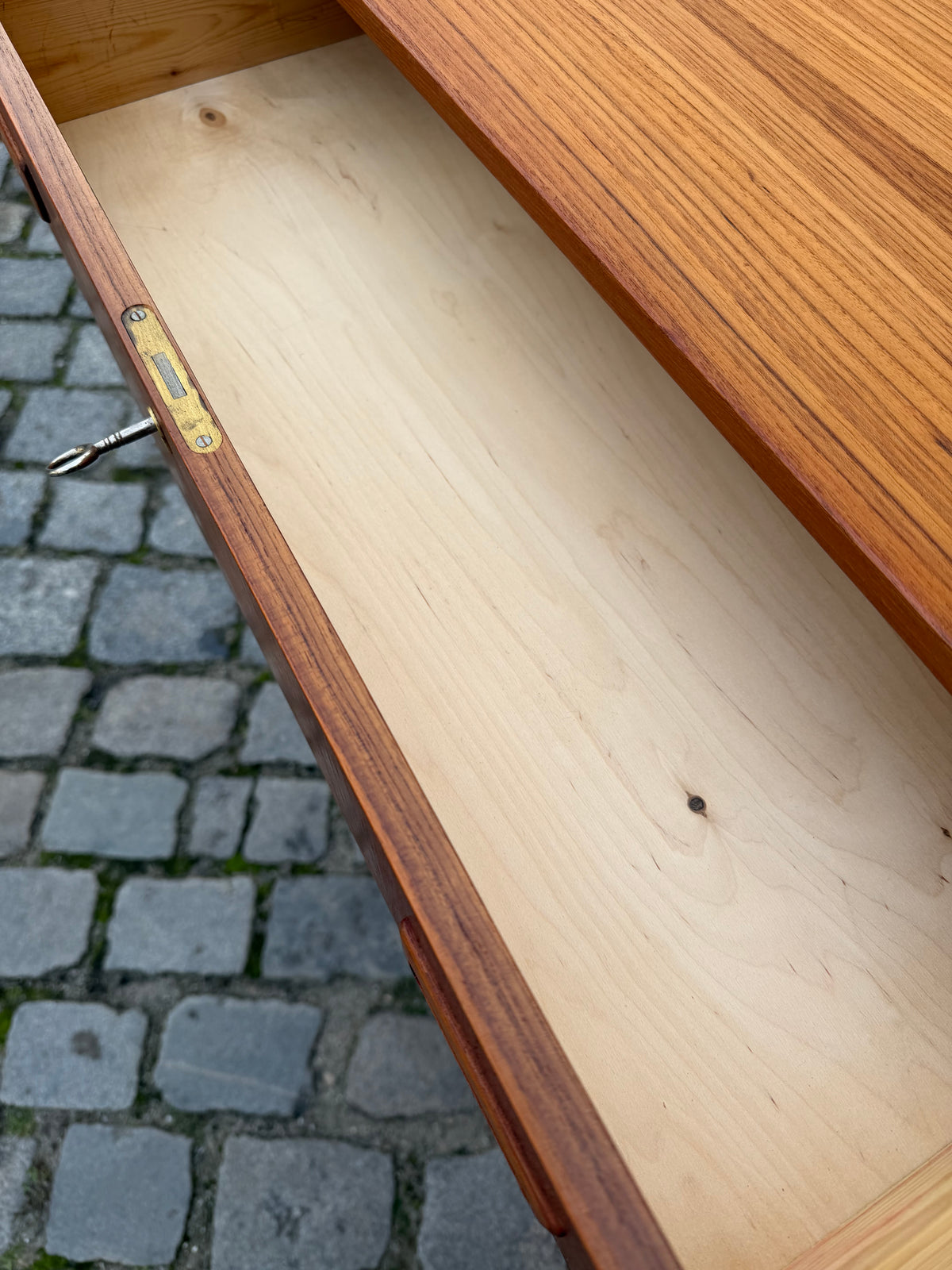 Kommode Teak mit Schloss aus Dänemark