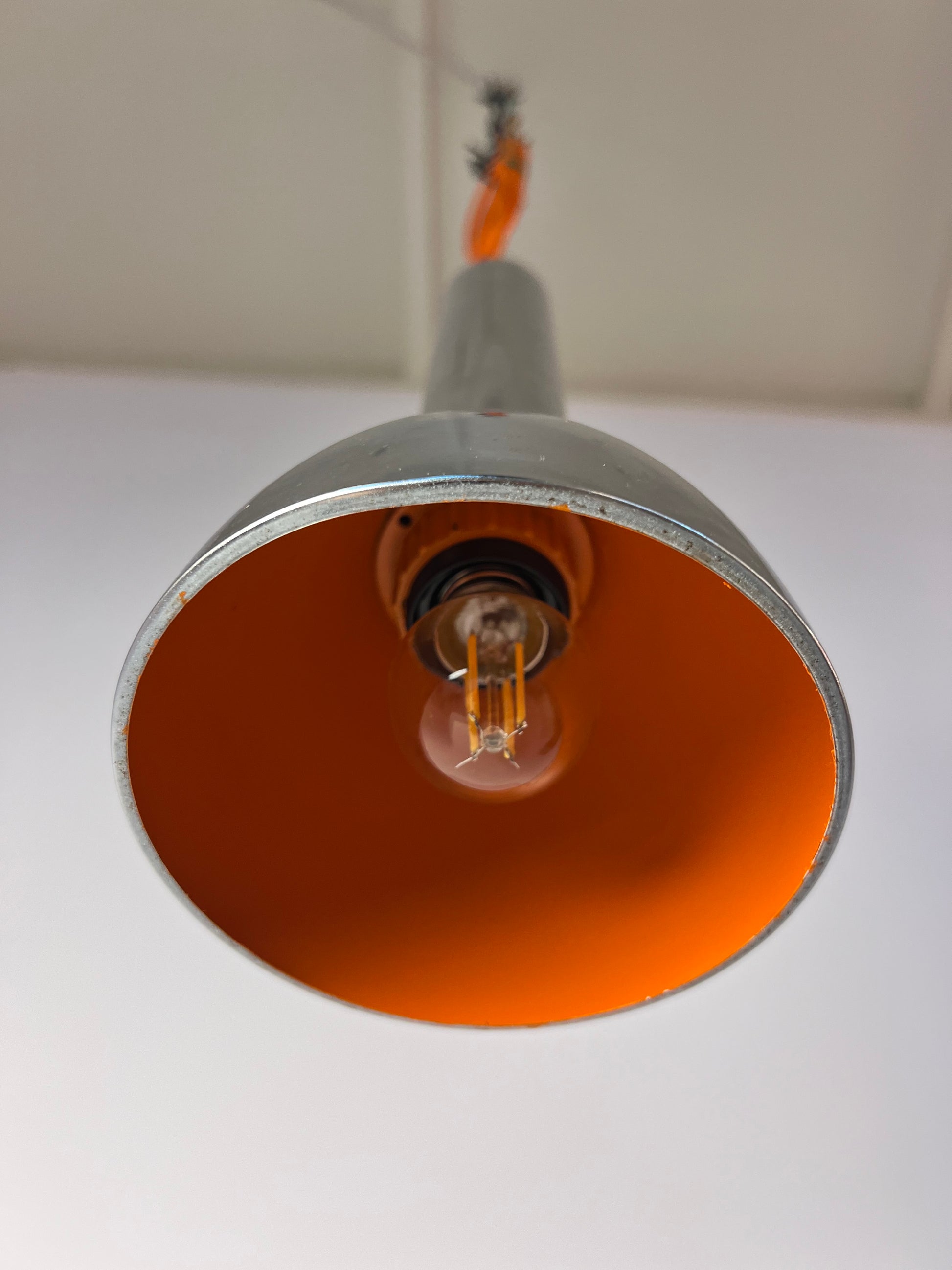 Spotlampe Chrom mit orangem Akzentschirm