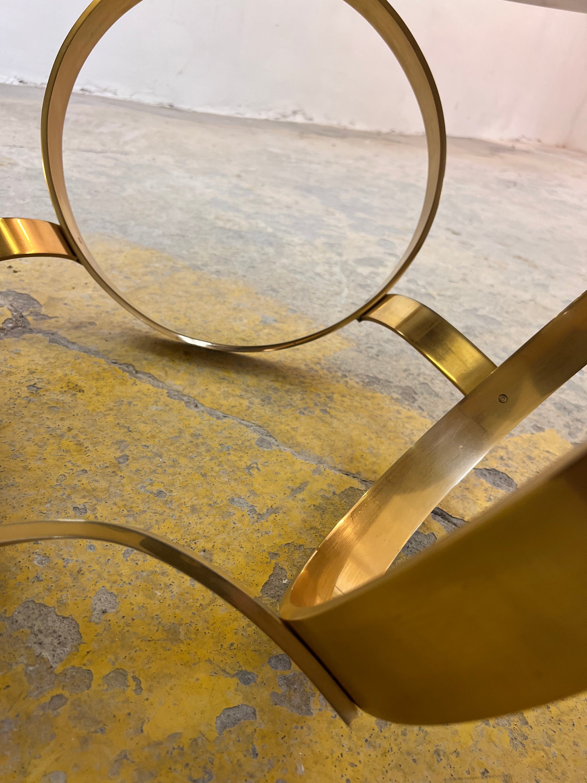 Runder Hesterberg Couchtisch mit Kreisgestell Messing Rauchglas