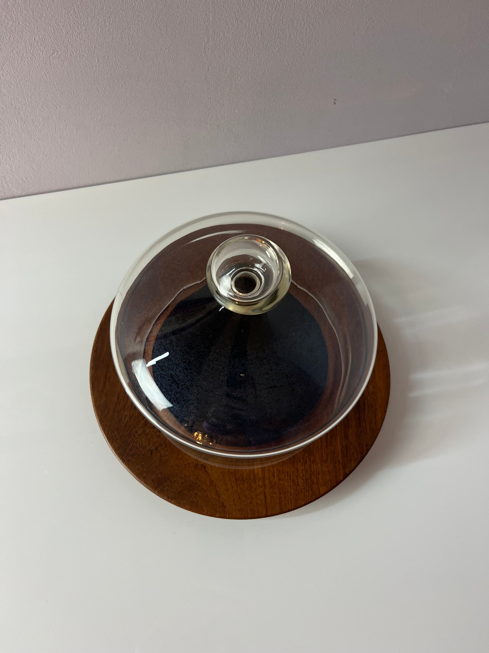 Käseglocke und Teakbrett aus Dänemark