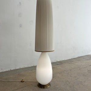 Stehlampe weiß mit Opalglasfuß und Plisseeschirm