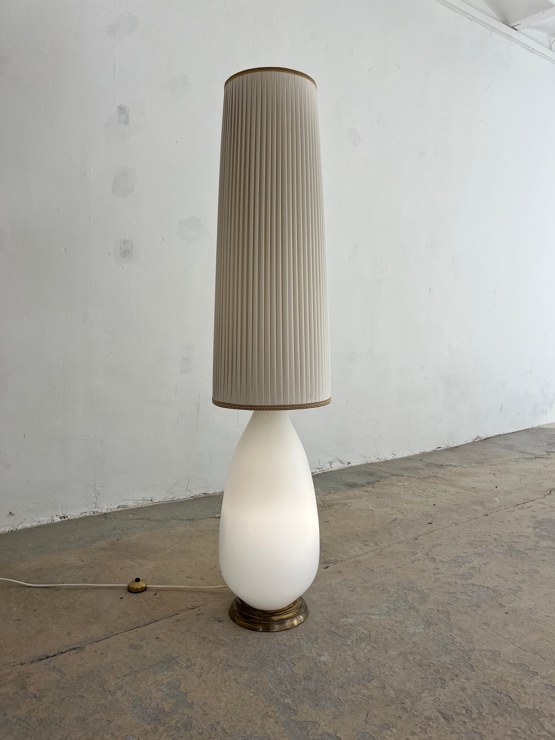 Stehlampe weiß mit Opalglasfuß und Plisseeschirm