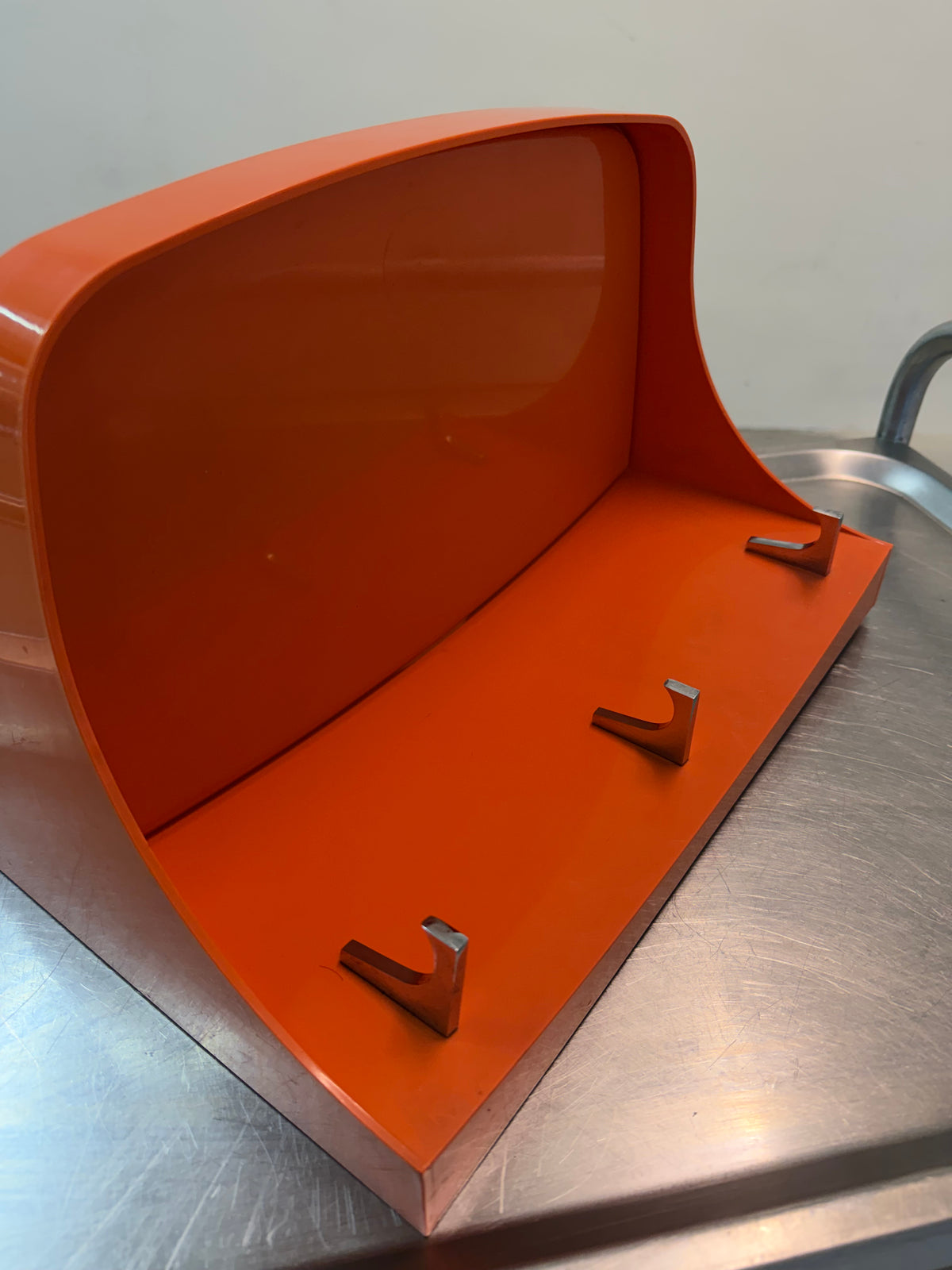 Wandregal orange Kunststoff mit Garderobenhaken