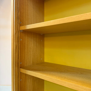 Vitrine Esche mit gelber Rückwand & neuen Chromfüßen von Hellerau