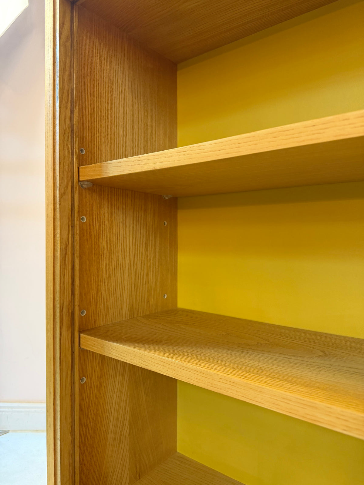 Vitrine Esche mit gelber Rückwand & neuen Chromfüßen von Hellerau