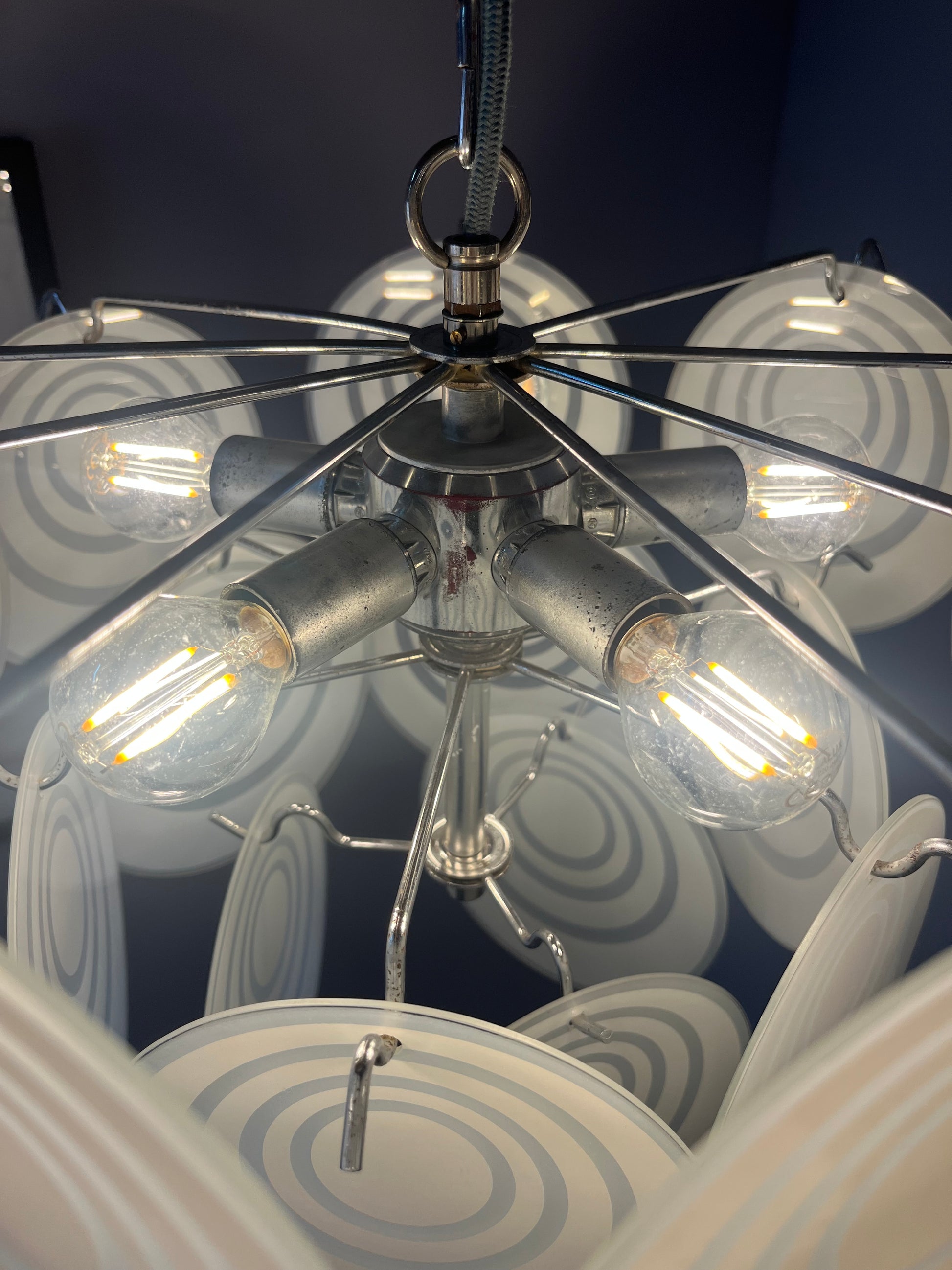 Kronleuchter weiß silber mit Glasscheiben
