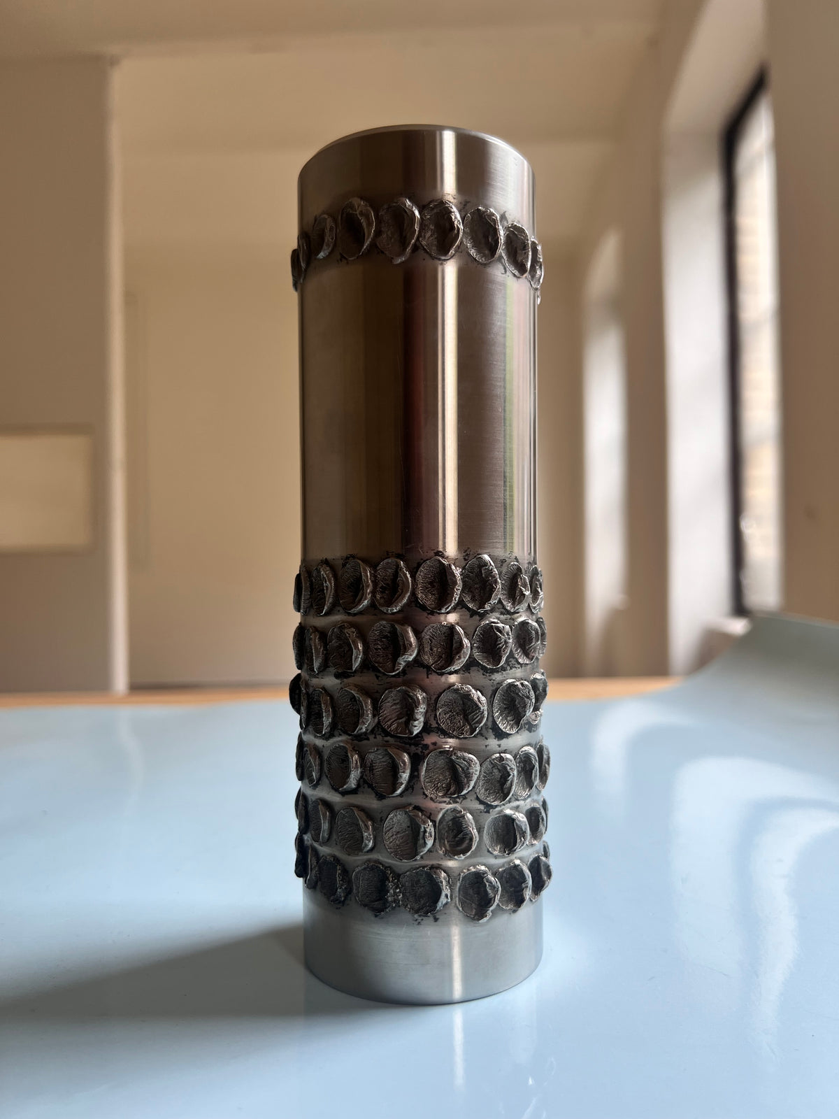 Brutalistische Vase silber Edelstahl von BMF 70er – Frau Wunderwald
