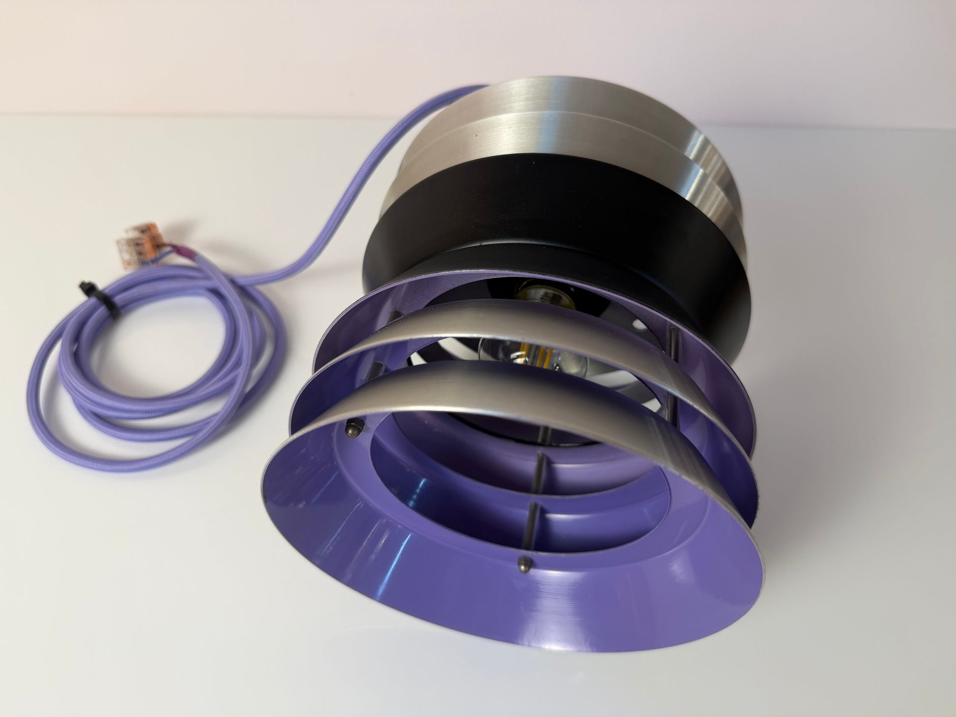 Lamellenlampe Trava silber schwarz lila von Carl Thore für Granhaga