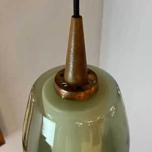 Hängelampe mit Rauchglas-Überschirm und Opalglaseinsatz und Teak Applikationen