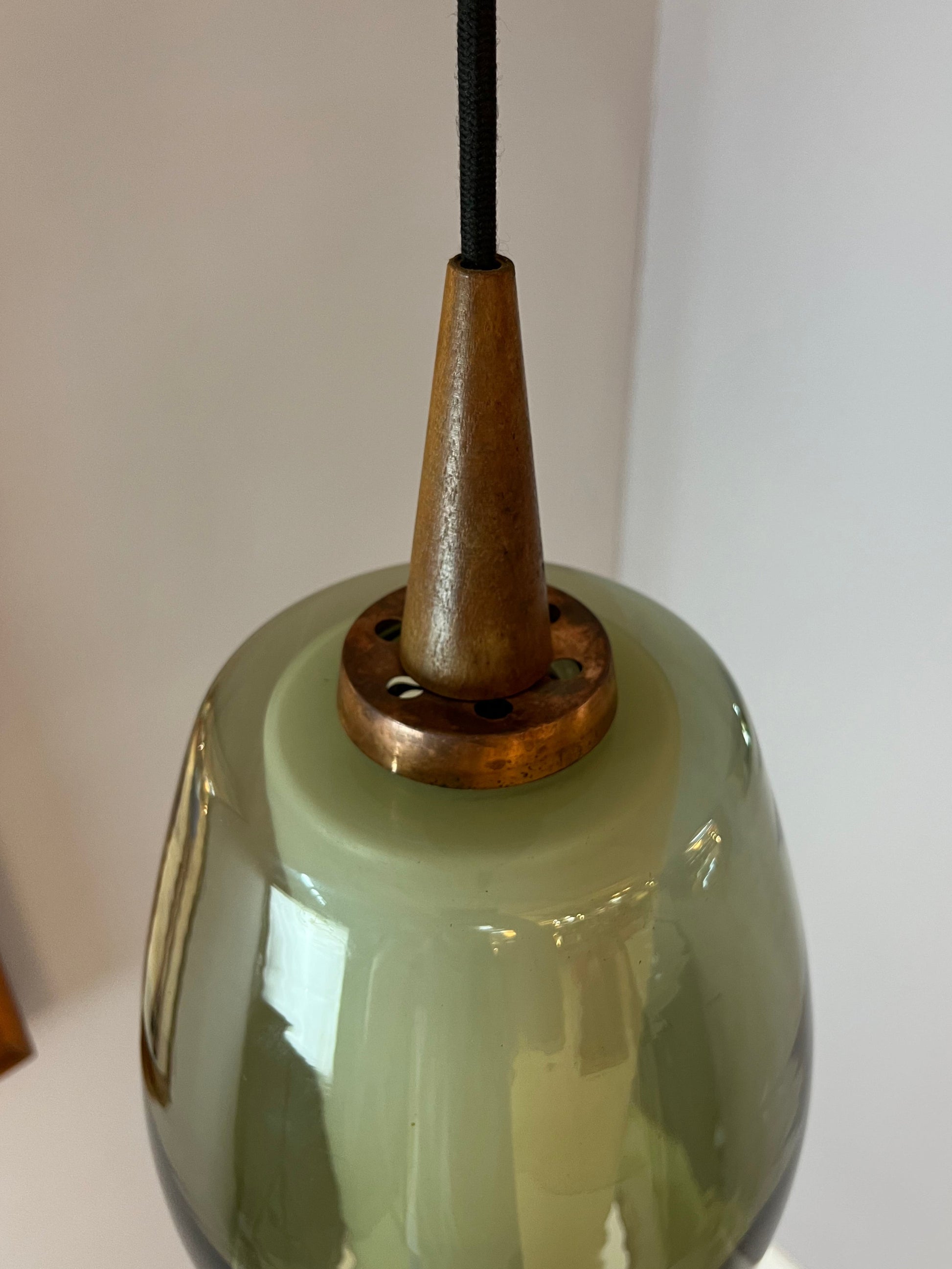 Hängelampe mit Rauchglas-Überschirm und Opalglaseinsatz und Teak Applikationen