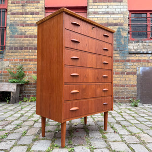 Kommode Teak mit Muschelgriffen & Schloss aus Dänemark