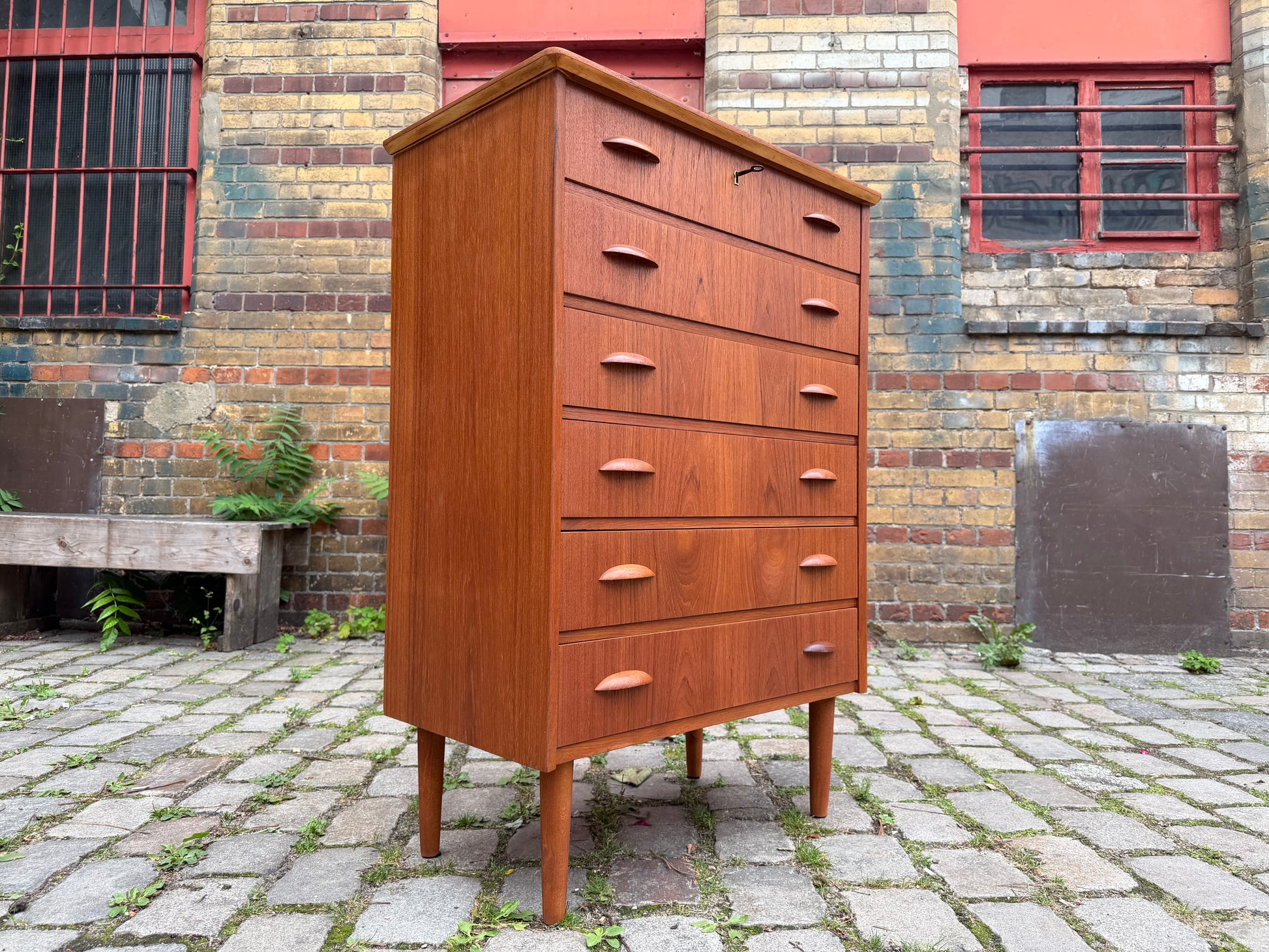 Kommode Teak mit Muschelgriffen & Schloss aus Dänemark
